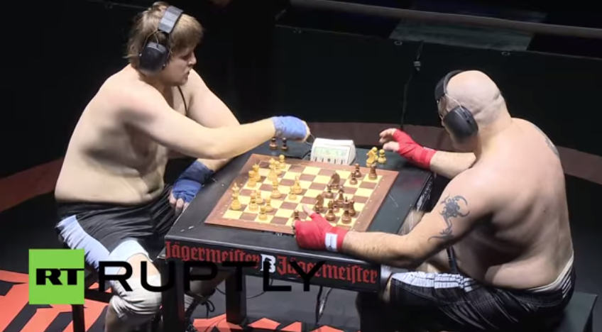 Bilden du aldrig trodde att du skulle se: två svettiga muskelknuttar spelar stillsamt schack – i en boxningsring. 